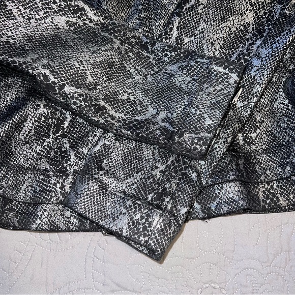 White House Black Market Petite Foiled Denim Python-Print Peplum Jacket size 2 - Picture 11 of 13